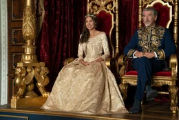 Queen Beatrice (Minnie Driver) und King Rowan (Pierce Brosnan)