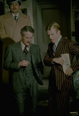 Der Plan von Henry (Paul Newman, M.) und Johnny Hooker (Robert Redford, r.) scheint zu funktionieren. Doyle Lonnegan (Robert Shaw, l.) ist auf die beiden Trickbetr&uuml;ger reingefallen ...