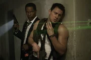 John (Channing Tatum, r.) versucht, &uuml;ber ein Labyrinth unterirdischer G&auml;nge, das Wei&szlig;e Haus mit dem Pr&auml;sidenten (Jamie Foxx, l.) zu verlassen.