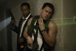 John (Channing Tatum, r.) versucht, &uuml;ber ein Labyrinth unterirdischer G&auml;nge, das Wei&szlig;e Haus mit dem Pr&auml;sidenten (Jamie Foxx, l.) zu verlassen.