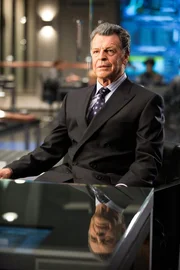 Walternate (John Noble) teilt dem alternativen Broyles seinen Plan bezüglich Olivia mit, während diese mit belastenden Visionen zu kämpfen hat ...