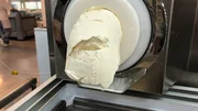 Was gibt es Besseres, als eine kalte, cremige, fruchtige Erfrischung in der Waffel! Doch woher kommen eigentlich die Zutaten für Eis? Was ist drin? Wie wird’s gemacht? Und für alle, die eine Eiswaffel zuhause backen wollen: Felix zeigt, wie das mit wenig Aufwand geht. - Eismaschine. Was gibt es Besseres, als eine kalte, cremige, fruchtige Erfrischung in der Waffel! Doch woher kommen eigentlich die Zutaten für Eis? Was ist drin? Wie wird’s gemacht? Und für alle, die eine Eiswaffel zuhause backen wollen: Felix zeigt, wie das mit wenig Aufwand geht. - Eismaschine.