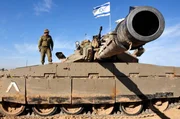 Mit schweren Panzern bereiten sich israelische Soldaten im Januar auf den Einmarsch in den Gazastreifen vor. Mit schweren Panzern bereiten sich israelische Soldaten im Januar auf den Einmarsch in den Gazastreifen vor.