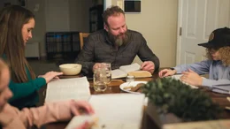 Die Faulkners bei der Bibelstunde. Die Familie ist &uuml;berzeugt: Eine Frau hat sich dem Mann unterzuordnen. Dem Feminismus sei der Zusammenbruch der klassischen Familie in den USA vorzuwerfen.