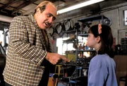 L-R: Harry Wurmwald (Danny DeVito) und Matilda (Mara Wilson)