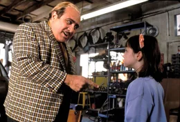 L-R: Harry Wurmwald (Danny DeVito) und Matilda (Mara Wilson)