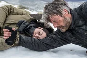 Overg&aring;rd (Mads Mikkelsen) und die junge Frau (Mar&iacute;a Thelma Sm&aacute;rad&oacute;ttir) sind am Ende ihrer Kr&auml;fte ...