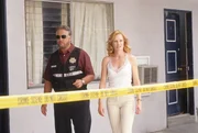 Gil Grissom (William Petersen) und Catherine Willows (Marg Helgenberger) werden zum Tatort gerufen: Einer jungen Frau wurde die Kehle durchschnitten.