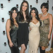 Vor dem modischen Einfluss des Rappers Kanye West wurde der Stil der Kardashians von der elitären Modewelt lange belächelt. Heute gilt vor allem Kim als die Stilikone schlechthin. Vor dem modischen Einfluss des Rappers Kanye West wurde der Stil der Kardashians von der elitären Modewelt lange belächelt. Heute gilt vor allem Kim als die Stilikone schlechthin.