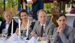 Wer h&auml;tte das gedacht? Dr. Wallner (Stefan Merki, li.), Schwiegertochter Andrea (Rebecca Immanuel), Peter (Johann von B&uuml;low) und Martina (Annika Kuhl, re.) bei der Hochzeit von Clemens.