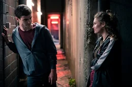 Miki (Aaron Hilmer) und Freundin Carolin (Valeria Eisenbart) planen in einen Nachtclub einzusteigen.