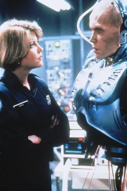 Weil er den ehrgeizigen Pl&auml;nen einiger dubioser Gesch&auml;ftemacher im Wege steht, erh&auml;lt Polizistin Anne (Nancy Allen, l.) eine brutalere Version ihres altgedienten Robocop-Partners (Peter Weller, r.). Doch schon bald w&uuml;nscht sich die junge Frau ihren veralterten Robocop zur&uuml;ck ...