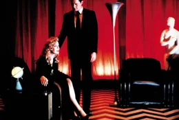 Nach dem Mord an einer Prostituierten &uuml;bernimmt Special Agent Dale Cooper (Kyle MacLachlen) den Fall und ger&auml;t an die 17-j&auml;hrige Laura Palmer (Sheryl Lee), die nachts Drogen nimmt und sich an M&auml;nner verkauft.