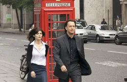 Robert Langdon (Tom Hanks) und Sophie Neveu (Audrey Tautou) begeben sich aus Paris nach London auf Spurensuche, um den Mord eines Louvre-Kurators aufzukl&auml;ren.