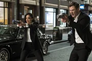 L-R: Agent M (Tessa Thompson) und Agent H (Chris Hemsworth)