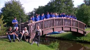 Stimmungsvolles Finale an der Ems. Der Shanty-Chor Fresenburg überrascht die Angler mit einer Gesangseinlage.