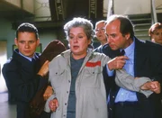 Uschi (Barbara Freier, Mi.) hat ihren Auftritt als angeblich "Wahnsinnige" und behauptet, dass Karin Seefeldt Walter sei. Die Vollzugsbeamten Wagner (Stefan Puntigam, li.) und Kittler (Egon Hofmann) halten sie fest. Uschi (Barbara Freier, Mi.) hat ihren Auftritt als angeblich "Wahnsinnige" und behauptet, dass Karin Seefeldt Walter sei. Die Vollzugsbeamten Wagner (Stefan Puntigam, li.) und Kittler (Egon Hofmann) halten sie fest.
