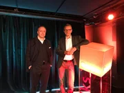 Von links: Diesmal erläutert der Biochemiker Prof. Oliver Hayden von der Technischen Universität München, welche Bedeutung Biomarker aus dem Blut für die Medizin haben. Und der Biochemiker Prof. Stephan Clemens von der Universität Bayreuth verrät uns, wie gefährliches Arsen in der Natur abgebaut werden kann. Von links: Diesmal erläutert der Biochemiker Prof. Oliver Hayden von der Technischen Universität München, welche Bedeutung Biomarker aus dem Blut für die Medizin haben. Und der Biochemiker Prof. Stephan Clemens von der Universität Bayreuth verrät uns, wie gefährliches Arsen in der Natur abgebaut werden kann.