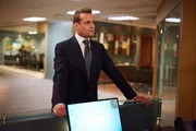 In der Kanzlei Pearson Specter Litt gab es gravierende Änderungen, die Harvey (Gabriel Macht) belasten. Seine frühere Sekretärin und Vertraute Donna arbeitet nun für seinen Rivalen Louis.