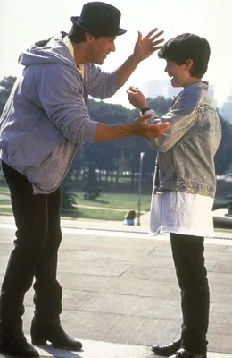 Trotz immenser privater Probleme k&uuml;mmert sich der Ex-Boxweltmeister Rocky (Sylvester Stalone, l.) immer liebevoll um seinen Sohn (Sage Stallone, r.).
