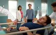 Dr. Ina Schulte (Isabell Gerschke) und Dr. Philipp Brentano (Thomas Koch) haben gerade erfahren, dass Sarah Marquardt und Philipps Frau Arzu mit einer Hochschwangeren im Fahrstuhl stecken geblieben sind. Dr. Ina Schulte (Isabell Gerschke) und Dr. Philipp Brentano (Thomas Koch) haben gerade erfahren, dass Sarah Marquardt und Philipps Frau Arzu mit einer Hochschwangeren im Fahrstuhl stecken geblieben sind.