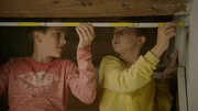 Flori (Leon / Lino de Greiff) und Fee (Joline Letizia Schwärzler) versuchen den Denkmalschutz auszutrixen.