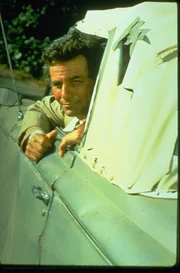 Inspektor Columbo (Peter Falk) in seinem Auto: einem Peugeot 403 Cabriolet aus den 1950er Jahren.