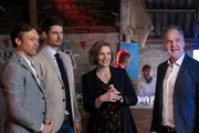 Lena Testorp (Anna von Haebler, 2.v.r.) und Oskar Schütz (Marek Erhardt, r.) lernen auf der Hochzeit Lars Tretschok (Robin Sondermann, l.) kennen. Raffi hatte sich zugunsten von Lars Tretschok von seinem langjährigen Freund Dino getrennt.