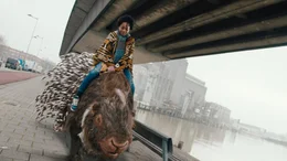 Ama (Amani-Jean Philippe) und Totem laufen am Hafen von Rotterdam entlang auf der Suche nach Amas Vater.