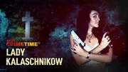 SWR LADY KALASCHNIKOW - DIE DRÜCKER-MAFIA AUS DEM WESTERWALD, "Moderne Sklaverei", am Mittwoch um 23:25 Uhr im SWR. Keyvisual: Frau mit zwei Pistolen in den vor der Brust verschränkten Händen, Grabkreuz, Schriftzug - Bildcollage. Das brutale System der Drückerkolonnen in den 1990er Jahren erinnert an moderne Sklaverei und Mafiamethoden.