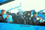 Zwei echte Freunde, die weder Tod noch Teufel f&uuml;rchten - Maverick (Tom Cruise, r.) und sein Co-Pilot Goose (Anthony Edwards, l.) an Bord ihrer F14 Tomcat ...