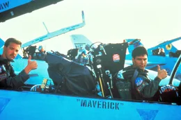 Zwei echte Freunde, die weder Tod noch Teufel f&uuml;rchten - Maverick (Tom Cruise, r.) und sein Co-Pilot Goose (Anthony Edwards, l.) an Bord ihrer F14 Tomcat ...