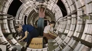 Die USA im Krieg: Arbeiterinnen installieren Bauteile und Ger&auml;tschaften im Rumpf eines B-17F-Bombers.