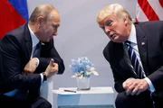 Sind die Kontakte zwischen Wladimir Putin (l.) und Donald Trump (r.) mehr als rein politischer Natur? Schon seit langem wird behauptet, dass Trump in den F&auml;ngen des Kreml sei.