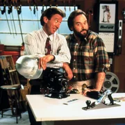 Al (Richard Karn, re.) hat Tim (Tim Allen) einen Kettenbrief geschickt, den Tim kurzerhand in den M&uuml;ll bef&ouml;rderte. Seitdem beklagt er sich &uuml;ber eine nervige Pechstr&auml;hne.