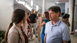 Vertrautes Verh&auml;ltnis: Katrin (Katharina Sporrer, li.) spricht mit Elmar (Fritz Karl, re.).
