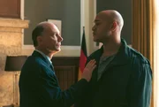 Sachsens Innenminister Heinz Eggert (Martin Brambach, li.) hat Sam (Malick Bauer, re.) geholfen, der Spezialeinheit Soko Rex beizutreten.