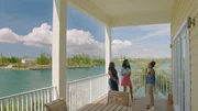 Eine erfolgreiche Immobilienunternehmerin aus Florida träumt schon lange davon, wieder in ihre Heimat auf die Insel Grand Bahama zurückzukehren und dort ihr eigenes Anwesen zu erwerben. Da ihre Kinder inzwischen ausgezogen sind, kann sie ihren Wunsch endlich verwirklichen.