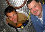 Willi Weitzel erfährt vom Winzer, wie der gewonnene Saft aus den gepressten Reben gefiltert, in große Tanks und zum Gären in große Fässer umgefüllt wird. Willi Weitzel erfährt vom Winzer, wie der gewonnene Saft aus den gepressten Reben gefiltert, in große Tanks und zum Gären in große Fässer umgefüllt wird.