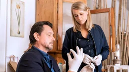 Am Tatort: Kommissar Sascha Bergmann (Hary Prinz, links) und seine Kollegin Anni Sulmtaler (Anna Unterberger, rechts) sichern Beweise.