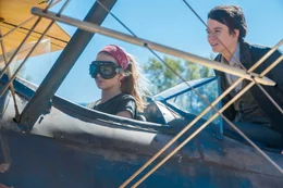 L-R: Tulsa (Britt Robertson) und Gardner (Asa Butterfield)