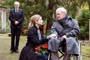 "K&uuml;ss' mich, wenn es Liebe ist". Im Bild: Marie (Rike Schmid) ist ber&uuml;hrt, als sie Erich (J&uuml;rgen Hentsch, re.) vor dem Grab Herberts (Michael Gwisdek, li.) Frau antrifft.