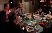 v.li.: Gloria Delgado (Sofía Vergara), Cameron Tucker (Eric Stonestreet), Jay Pritchett (Ed O'Neill), Mitchell Pritchett (Jesse Tyler Ferguson), Manny Delgado (Rico Rodriguez), Lily Tucker-Pritchett (Aubrey Anderson-Emmons).