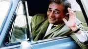 Columbo (Peter Falk) gibt sich schwerfällig, ahnungslos und hofiert die Täter, die dem Inspektor das Geschick zur Aufklärung des Falls absprechen und sich folglich in Sicherheit wiegen.