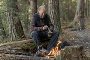 Thomas (Henrik Dorsin) hat ein Geheimnis. Er zieht sich in eine Hütte im Wald zurück.