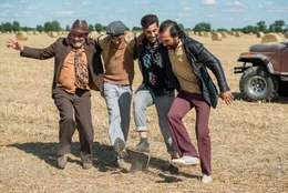 Ein Freudent&auml;nzchen auf dem Stoppelfeld: Holger (Albert Kitzl), Luan (Salah Massoud), Valentin (Karim G&uuml;nes) und Ardonis (Oktay Ă&ndash;zdemir).