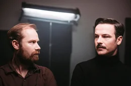 Regieassistent Walter (Stephan Wilhelm M&uuml;ller, li.) und auch der Dolmetscher (Fr&eacute;d&eacute;ric Stromenger) versuchen den W&uuml;nschen und Launen des Regisseurs nachzukommen.