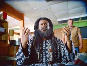 Der Prophet (Ving Rhames) ist der derjenige, f&uuml;r den ihn sSeit 15 Jahren hat der FBI-Agent Greer sein Haus nicht mehr verlassen. Als jetzt ein Mord geschieht, schickt er seinen Surrogate (Bruce Willis) los, den T&auml;ter zu ermitteln. Aber dann wird ihm klar, dass er selbst ran muss ...eine Gefolgschaft h&auml;lt ...