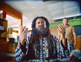Der Prophet (Ving Rhames) ist der derjenige, f&uuml;r den ihn sSeit 15 Jahren hat der FBI-Agent Greer sein Haus nicht mehr verlassen. Als jetzt ein Mord geschieht, schickt er seinen Surrogate (Bruce Willis) los, den T&auml;ter zu ermitteln. Aber dann wird ihm klar, dass er selbst ran muss ...eine Gefolgschaft h&auml;lt ...