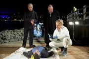 Fundort Rheinufer: Hier wurde die Leiche des Export- und Finanzberaters Martin Lessnik angespült. Rechtsmedizinerin Schleiche (Alexandra von Schwerin, r.) mit den Kommissaren Max Ballauf (Klaus J. Behrendt, l.) und Freddy Schenk (Dietmar Bär, M.).